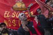 Javier Díaz, secretario general del SUNCA durante el pasaje del cortejo fúnebre de José Mujica.
