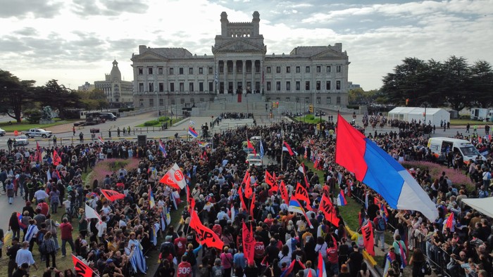 El cortejo fúnebre de José Mujica cuando llegó al Palacio Legislativo. · Foto: Gianni Schiaffarino