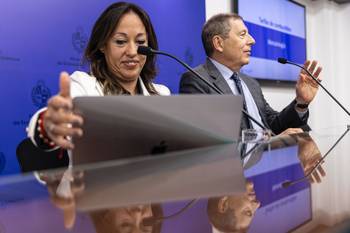 Fernanda Cardona y Gabriel Oddone, en conferencia de prensa, en el Ministerio de Economía y Finanzas. · Foto: Ernesto Ryan
