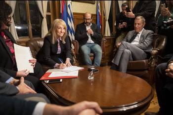 Carolina Cosse, Sebastián Valdomir y Gabriel Oddone durante el encuentro en el que el ministro entregó la Rendición de Cuentas. · Foto: Alessandro Maradei