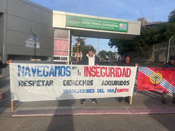 Movilización del Sindicato Único de Trabajadores del Mar y Afines en el puerto de Colonia (foto gentileza de Claudia de los Santos).