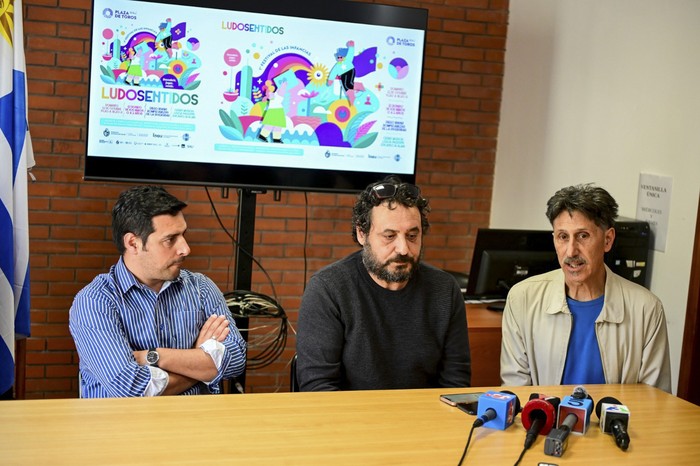 Maxi Olaverry, director de Mides Colonia, Guillermo Delgado de Uruguay Crece Contigo, y el artista Diego Bianki, durante la presentación del primer Festival de Infancias, este miércoles, en la sede de Mides Colonia. · Foto: Ignacio Dotti