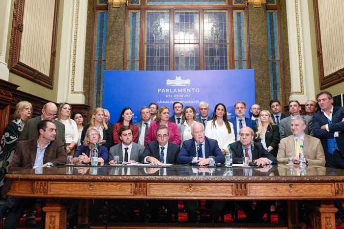 Conferencia de prensa de la bancada de diputados del Partido Nacional en la antesala de la Cámara de Diputados, este sábado. · Foto: Hugo de León