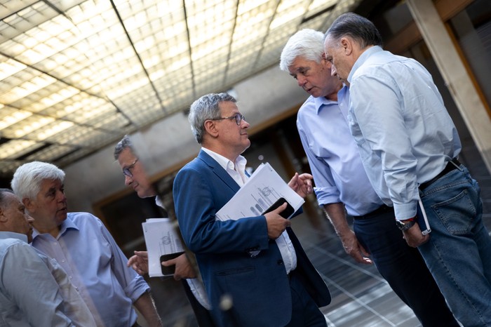 Jorge Díaz, Eduardo Brenta y Carlos Varela tras la reunión de bancada del Frente Amplio, el 23 de octubre, en el edificio anexo del Palacio Legislativo. · Foto: Rodrigo Viera Amaral