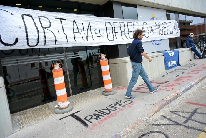 Manifestación del Ceipa frente al MEC. · Foto: Inés Guimaraens