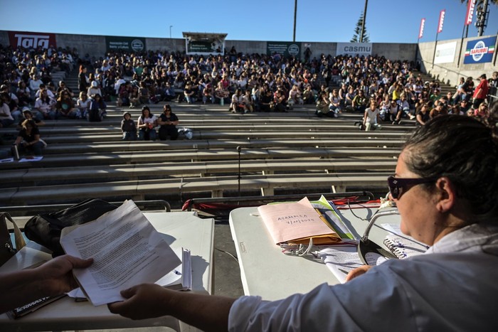 Asamblea de Ademu, el 10 de noviembre, en el anfiteatro Canario Luna. · Foto: Inés Guimaraens