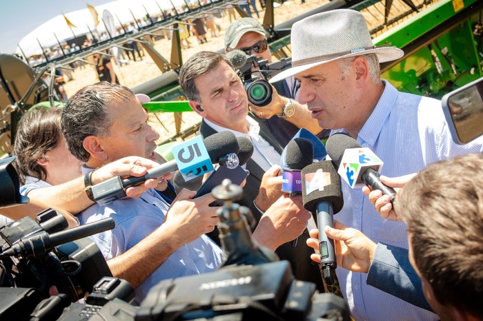El presidente Yamandú Orsi, este viernes, en la inauguración de la cosecha de cebada en Ombúes de Lavalle. · Foto: Daniela Hernández