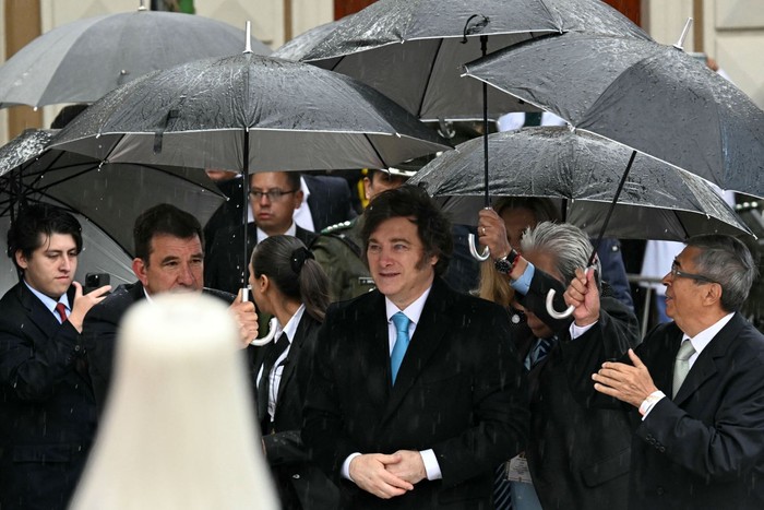 Javier Milei, el 8 de noviembre, en la plaza Murillo, en Bolivia. · Foto: Aizar Raldes, AFP