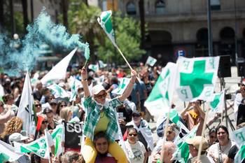 Movilización de la Federación de Funcionarios de la Salud Pública frente a la Torre Ejecutiva, el 18 de noviembre, en Montevideo. · Foto: Alessandro Maradei