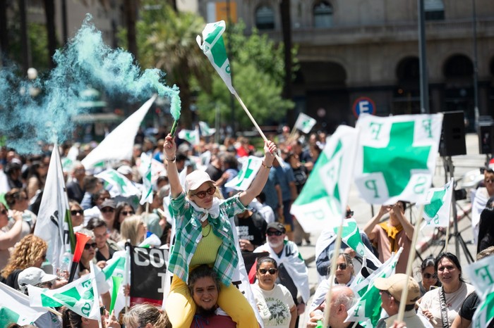 Movilización de la Federación de Funcionarios de la Salud Pública frente a la Torre Ejecutiva, el 18 de noviembre, en Montevideo. · Foto: Alessandro Maradei