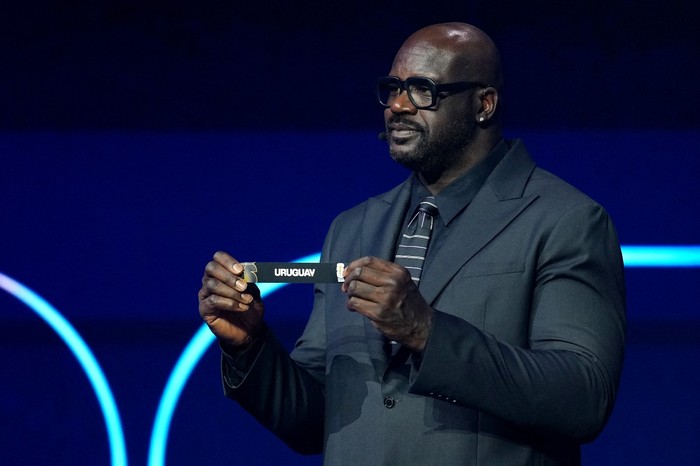 Asistente de sorteo, Shaquille O'Neal, extrae la tarjeta de Uruguay durante el sorteo oficial de la Copa Mundial de la FIFA 2026 en el Centro John F. Kennedy para las Artes Escénicas el 5 de diciembre de 2025 en Washington, D.C. 
Foto:Jia Haocheng - Pool/Getty Images/AFP