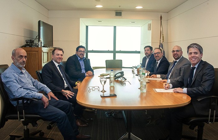 Alejandro Sánchez, y representantes de la compañía HIF. · Foto: S/d de autor