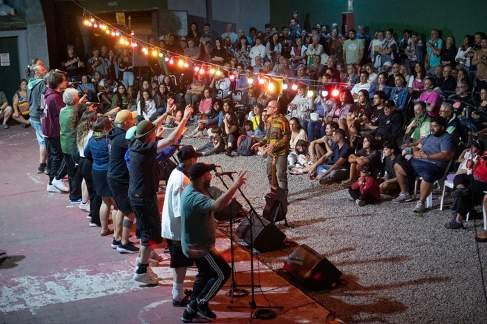 Ensayo de la murga Falta y Resto 2026, en la sede de AUTE. · Foto: Alessandro Maradei