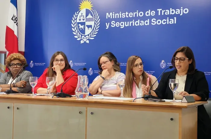 Verónica Villagra, Marcela Barrios, Laura Bajac, Mariana Chiquiar y Andrea Bouret, el 12 de marzo en el Ministerio de Trabajo. · Foto: Ministerio de Trabajo y Seguridad Social