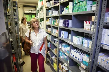 Cristina Lustemberg en una farmacia de Juan Lacaze, el 17 de marzo. · Foto: Presidencia