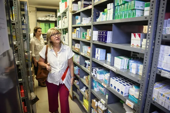 Cristina Lusteberg en farmacia de Juan Lacaze, el 17 de marzo de 2026. · Foto: Presidencia