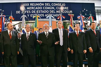 Los presidentes Fidel Castro de Cuba, Tabaré Vázquez de Uruguay, Luiz Inácio Lula da Silva de Brasil, Néstor Kirchner de Argentina, Nicanor Duarte de Paraguay y Hugo Chávez de Venezuela posan para la foto de grupo de la XXX Cumbre Presidencial del Mercosur en Córdoba, Argentina, el 21 de julio de 2006. · Foto: Ho, Presidencia de Brasil, AFP