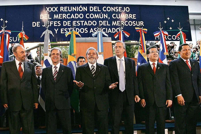 Los presidentes Fidel Castro de Cuba, Tabaré Vázquez de Uruguay, Luiz Inácio Lula da Silva de Brasil, Néstor Kirchner de Argentina, Nicanor Duarte de Paraguay y Hugo Chávez de Venezuela, posan para la foto de grupo de la XXX Cumbre Presidencial del Mercosur en Córdoba, Argentina, el 21 de julio de 2006. 
Foto: HO, Presidenia de Brasil, AFP