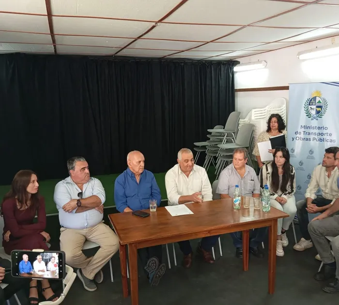 Durante la firma del convenio social entre la comisión directiva de la Biblioteca Popular de Nueva Palmira y autoridades del MTOP. · Foto: Facundo González, difusión