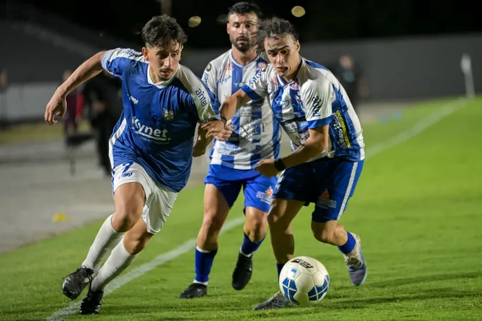 Diego Díaz y Renato Román, jugadores de Colonia Capital, y Matias Tavares, jugador de Maldonado, durante el partido por los cuartos de final de la 22° Copa Nacional de Selecciones. · Foto: Ignacio Dotti