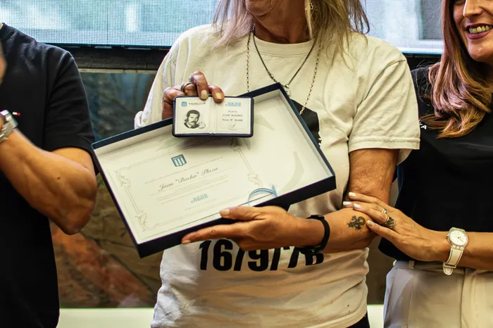 A medio siglo del inicio de la dictadura, Racing entregó el carnet de socio a los familiares de Juan Domingo Bocha Plaza, hincha desaparecido, en un homenaje que reafirma la memoria activa del club, el 28 de marzo, en Bueno Aires. · Foto: Difusión