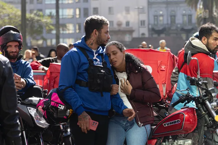 Manifestación de trabajadores de Pedidos Ya, frente a la Torre Ejecutiva. · Foto: Ernesto Ryan