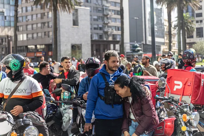 Manifestación de trabajadores de Pedidos Ya, frente a la Torre Ejecutiva. · Foto: Ernesto Ryan