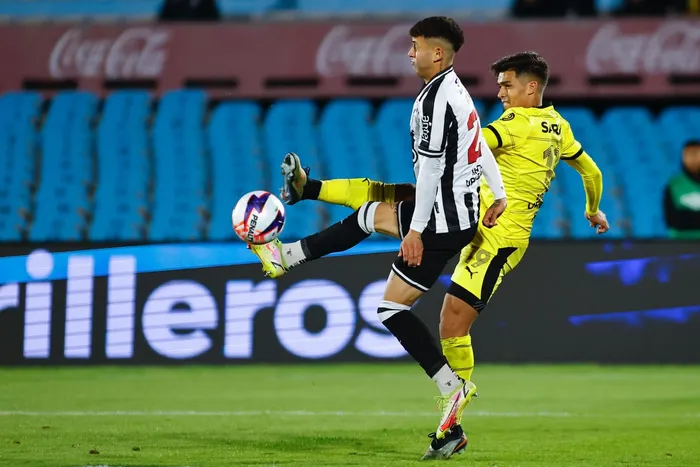 Enzo Porro, de Wanderers, y Matías Arezo, de Peñarol, el 26 de abril, en el estadio Centenario. · Foto: Ernesto Ryan