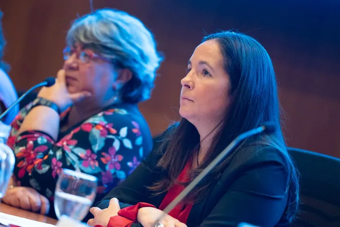 Sol Maneiro (D), el 29 de abril, durante la presentación del informe final del Diálogo Social, en el anexo de la Torre Ejecutiva, en Montevideo. · Foto: Ernesto Ryan
