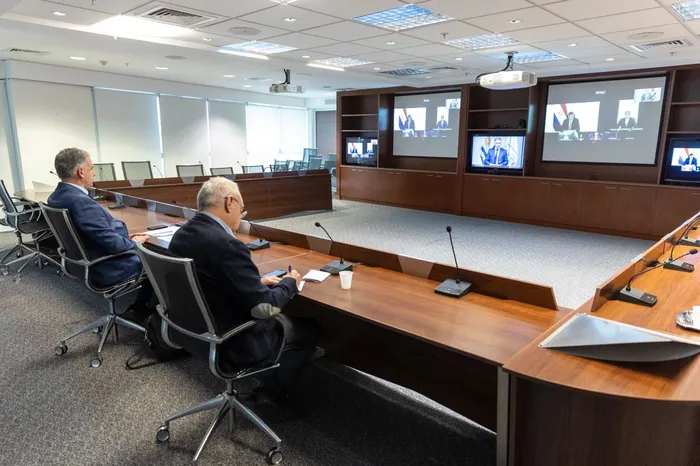 Yamandú Orsi y Mario Lubetkin, durante una reunión virtual con presidentes y cancilleres de los países del Mercosur y Ursula von der Leyen. · Foto: Manuel Tort, Presidencia
