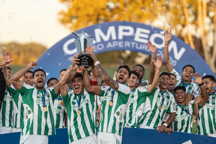 Plantel de Racing durante la ceremonia de premiación tras ser campeón del Torneo Apertura 2026, el 3 de mayo, en el Parque Roberto. Foto: Ernesto Ryan