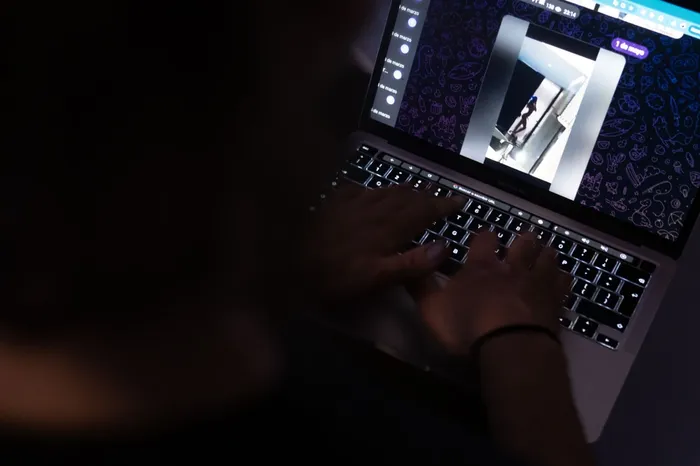 Foto principal del artículo 'La Rape Academy: otra muestra de cómo la cultura de la violación, lejos de extinguirse, se adapta y expande en los entornos digitales' · Foto: Mara Quintero
