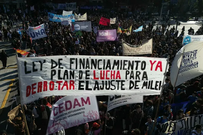 Cuarta Marcha Federal Universitaria, el 12 de mayo, en la Plaza Primero de Mayo de Buenos Aires. Foto: Luis Robayo, AFP