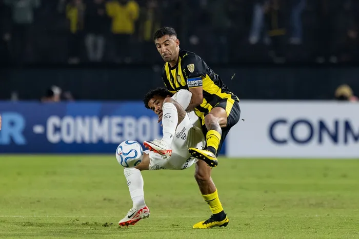 Kaio Andrade, de Corinthians, y Maximiliano Olivera, de Peñarol, el 21 de mayo, por la fase de grupos de la Copa Libertadores, en el Campeón del Siglo. · Foto: Rodrigo Viera Amaral