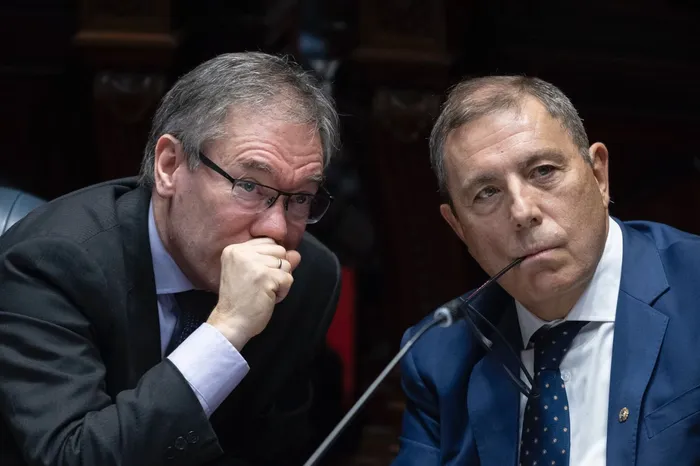 Martín Vallcorba y Gabriel Oddone, el 22 de junio, durante la interpelación en el Parlamento. · Foto: Ernesto Ryan