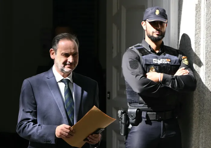 José Luis Ábalos, el 15 de octubre de 2025, tras su comparecencia por presunta corrupción en Madrid. Foto: Javier Soriano, AFP