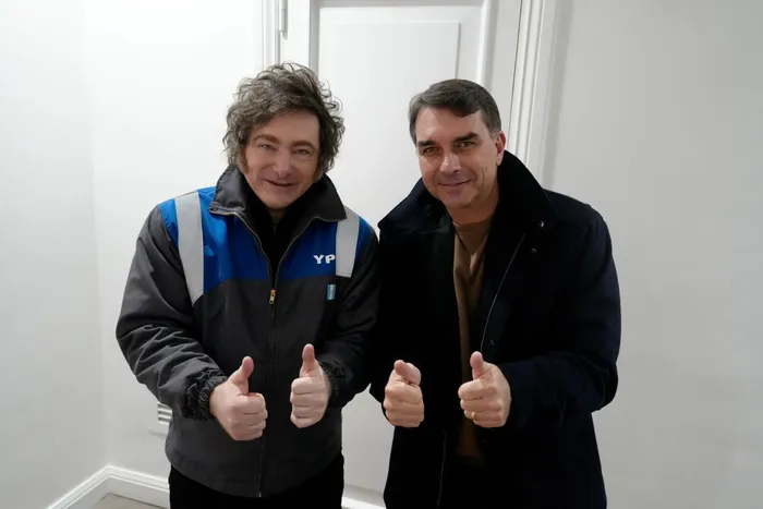 Javier Milei y Flávio Bolsonaro, el 29 de junio, en la residencia presidencial de Olivos. Foto: Presidencia de Argentina