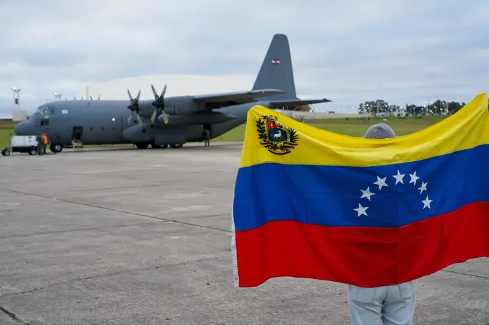Avión Hércules de la Fuerza Aérea, el 3 de junio, previo al despegue con ayuda humanitaria hacia Venezuela. · Foto: Presidencia