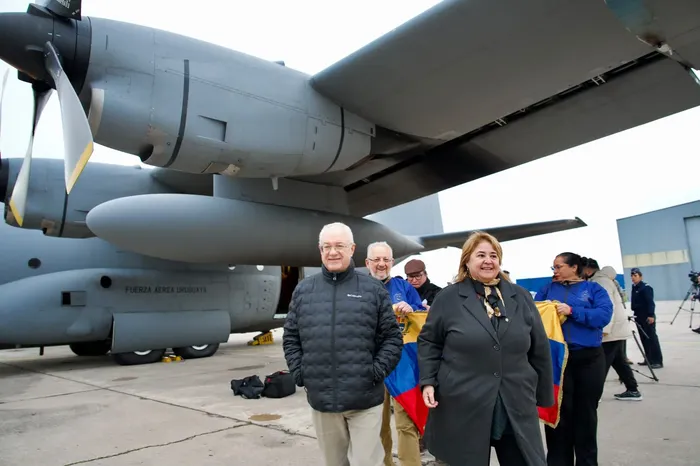 Mario Lubetkin, Pedro Sassone y Sandra Lazo junto al avión Hércules que partió hacia Venezuela. · Foto: Martín Cerchiari, Presidencia