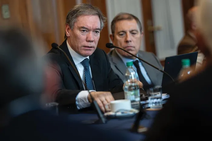 Martín Vallcorba y Gabriel Oddone, el 9 de julio, en la comisión de Hacienda de la Cámara de Senadores. · Foto: Ernesto Ryan