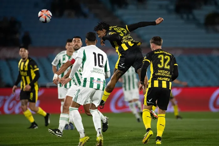 Abel Hernández, de Peñarol, el 12 de julio, en el estadio Centenario. · Foto: Gianni Schiaffarino