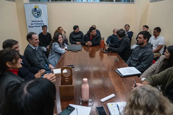 Instancia tripartita con trabajadores y autoridades de la Terminal Cuenca del Plata, el lunes 13 de julio. · Foto: Ernesto Ryan
