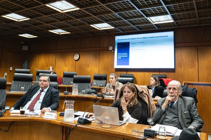 Luis Calabria, Ana María Ferraris y Alfredo Asti, de la Jutep, el 28 de julio en el anexo del Palacio Legislativo. · Foto: Ernesto Ryan
