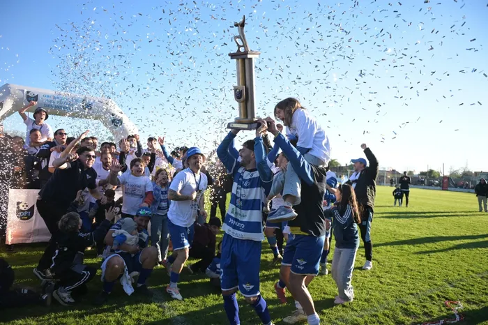 Plantel del Libertad, el 9 de agosto, tras consagrarse campeón de la Copa Nacional de Clubes en el estadio Luis Eduardo Piazze en Dolores. Foto: Ignacio Dotti