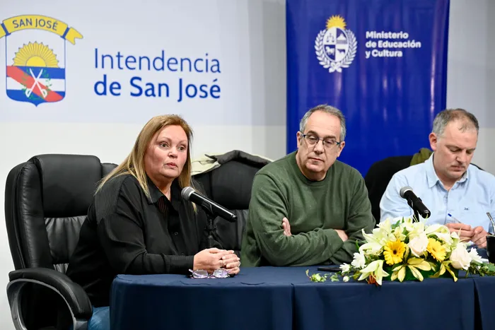 Ana Bentaberry, José Carlos Mahía y Gabriel Quirici, el 27 de agosto · Foto: Ministerio de Educación y Cultura