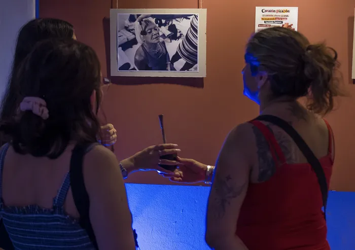 Muestra fotográfica de personas trans, el 31 de marzo, en el Mercado 18 de Julio. · Foto: Ariel Volpi