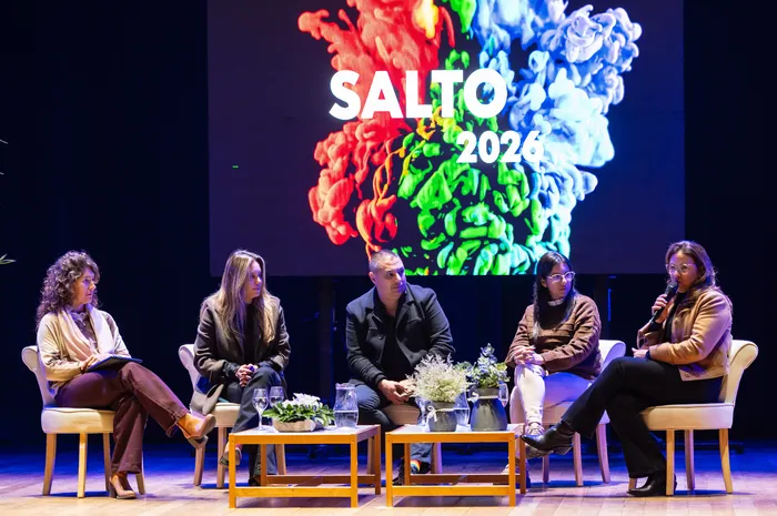Lanzamiento de “Acércate a los negocios diversos”, en el teatro Dámaso Antonio Larrañaga. · Foto: Ariel Volpi