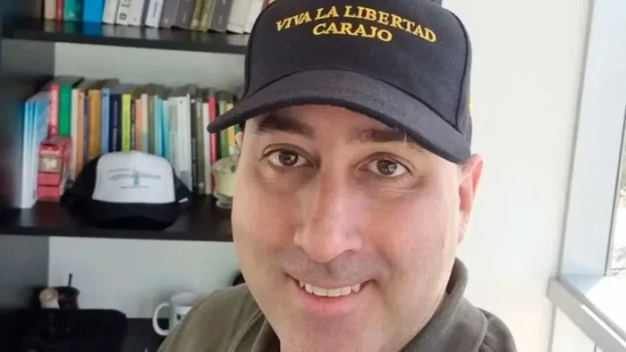 Foto principal del artículo 'Quién es Fernando Cerimedo, el gurú de la desinformación detenido en Bolivia que asesoró a Milei y Bolsonaro' · Foto: Redes sociales
