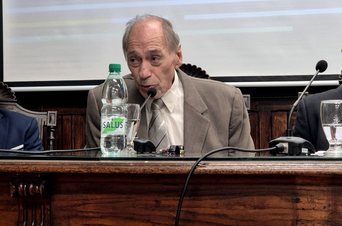 Raúl Zaffaroni, ayer, en la Universidad de la República. · Foto: S/D autor