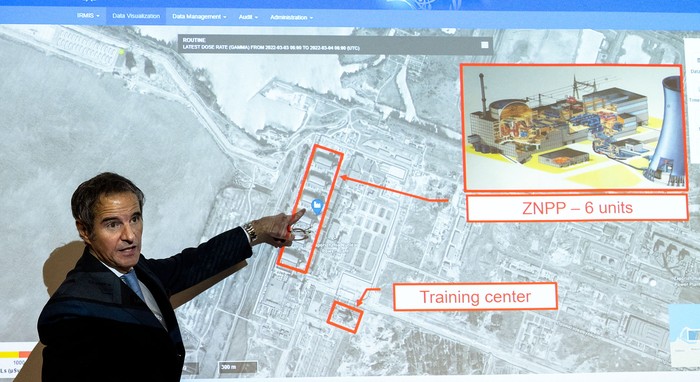 Rafael Grossi, director general del Organismo Internacional de Energía Atómica, muestra en un mapa la planta nuclear de Zaporiyia, durante una conferencia de prensa en Viena. · Foto: Joe Klamar / AFP